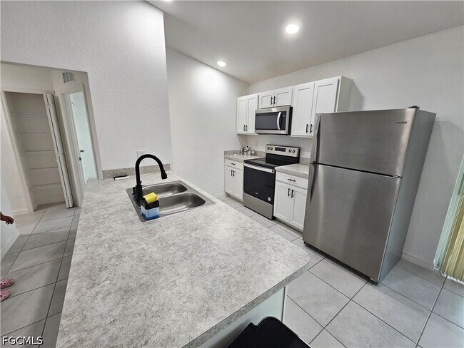Foto del edificio - 2523 NE 6th Pl