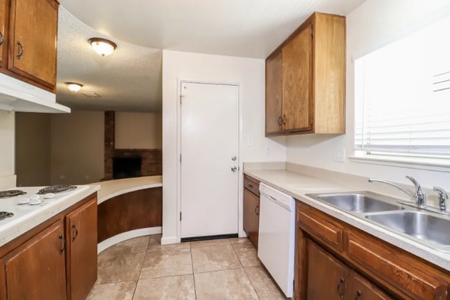 Building Photo - 2808 Notre Dame Dr