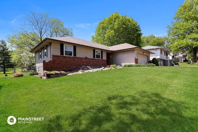 Foto del edificio - 304 N HUNTSMAN BLVD, RAYMORE, MO 64083