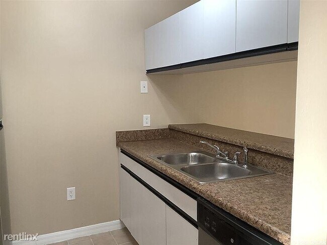 Building Photo - 1 br, 1 bath Condo - 3237 NW 103rd Dr