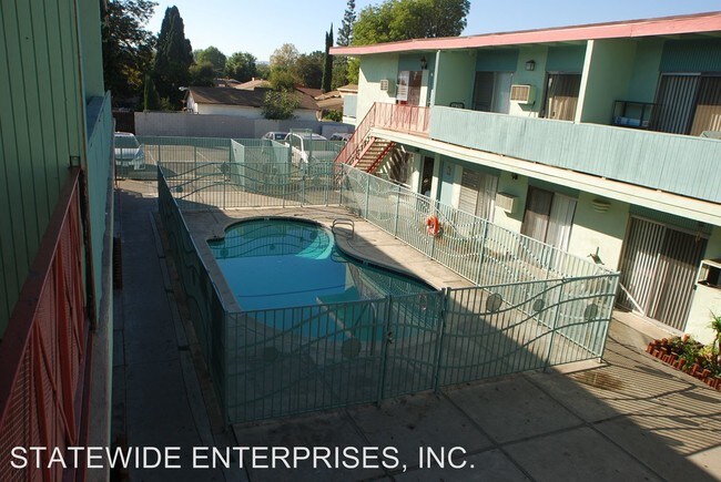 Foto del edificio - 17818-17828 Saticoy St
