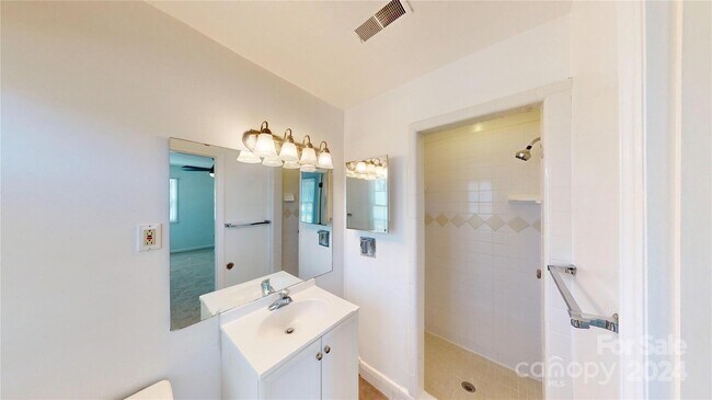 Building Photo - 1135 McLaughlin Dr