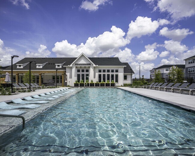 Piscina estilo resort con amplia terraza para tomar el sol - Beckett Cottingham