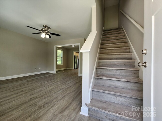 Building Photo - 2210 Brookview Ave