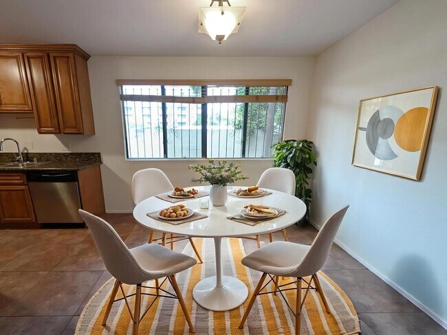 Foto del edificio - 1034 N Martel Ave