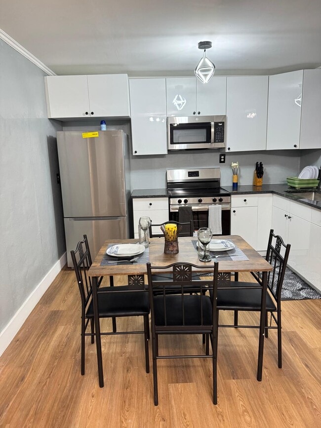 Dining area - 414 N 60th Way