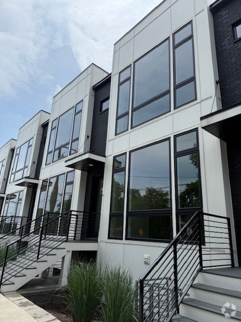 Building Photo - 910 Youngs Ln