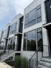 Building Photo - 910 Youngs Ln
