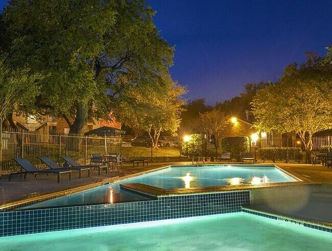 Foto del edificio - 7001 S Congress Ave