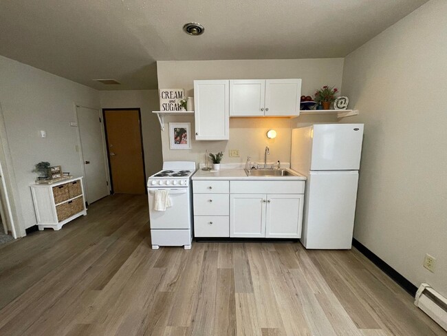 Building Photo - APPLICATION PENDING -- Charming 1 Bed, 1 B...
