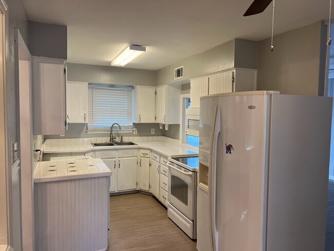 Building Photo - 1679 Sterling Dr