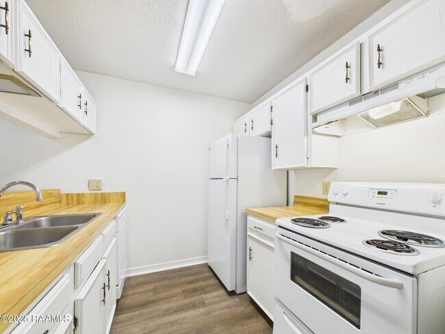 Foto del edificio - 114 Country Ln