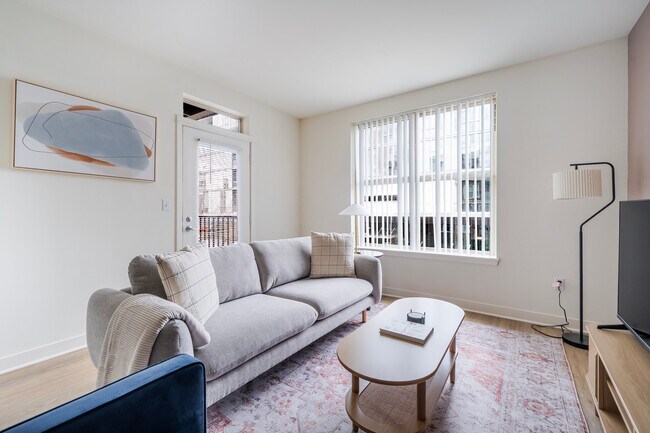 Building Photo - 11000 NE 10th St