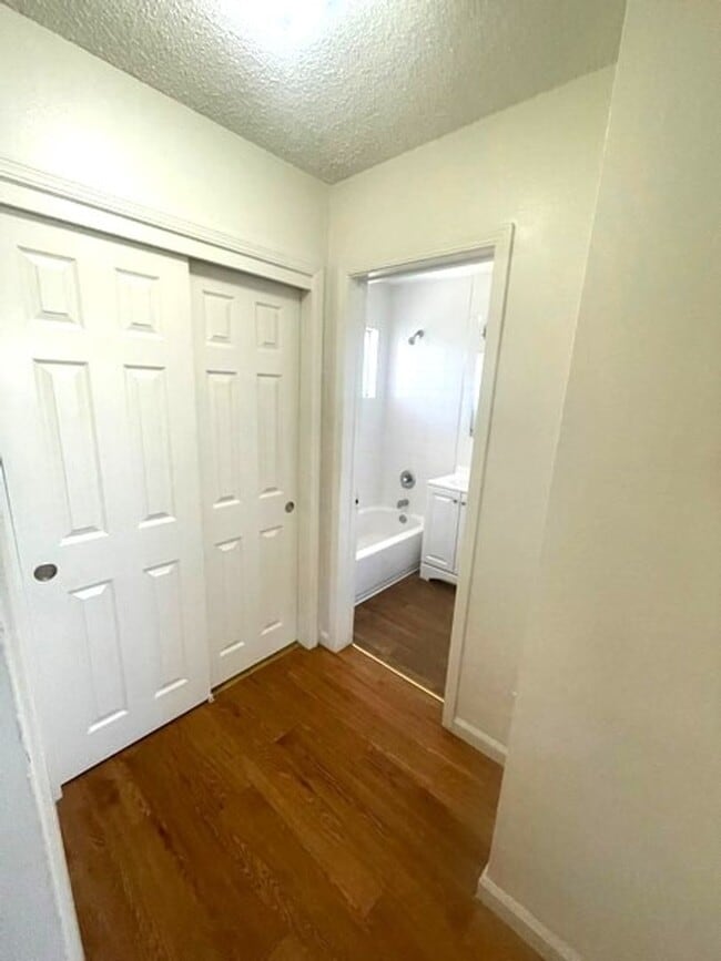 Building Photo - Renovated Upstairs 1 bedroom, Low move in ...