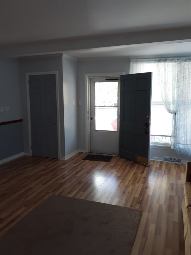 Living room - 421 Union St