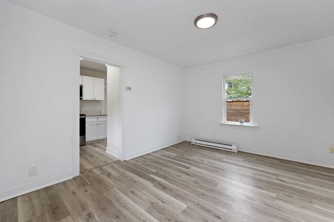 Building Photo - MOVE IN READY NOW! 1 bed 1 bath - Remodele...