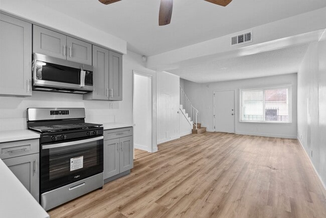 Building Photo - 112 E Buckthorn St