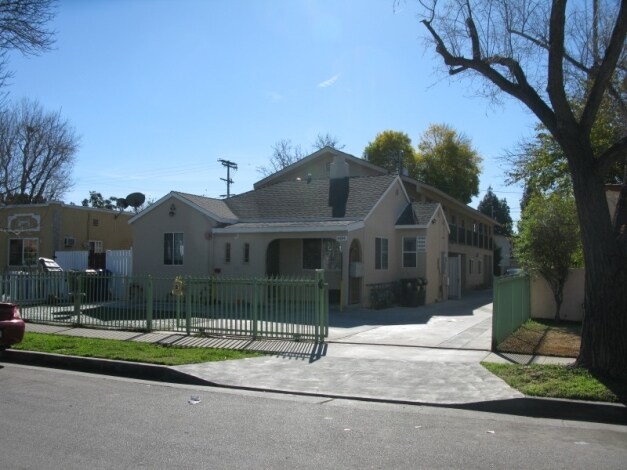 Primary Photo - 14206-14208 Gilmore St