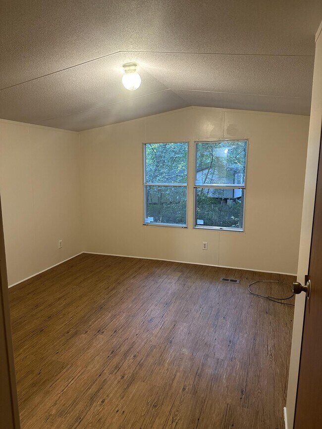 Building Photo - 2323 Lonnie Cir S
