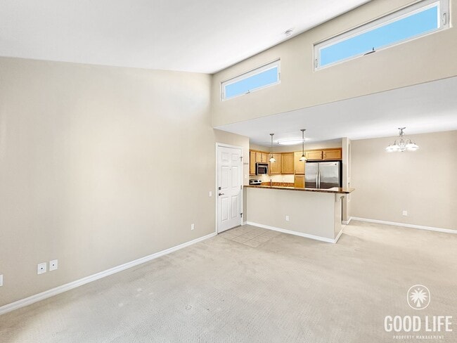 Foto del edificio - Great 2B/2BA Top-floor condo with Balcony and in unit Washer/Dryer