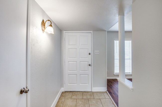Building Photo - Cozy Charm: 3BD-2BA Brick Home with Modern...