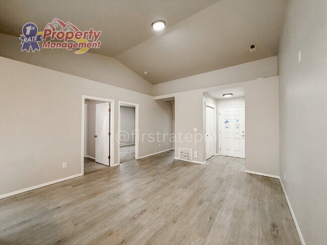 Foto del edificio - 898 N Bluffwood Ln