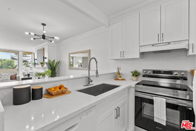 Foto del edificio - 11645 Montana Ave