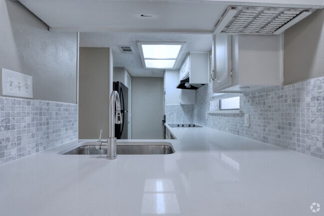 Building Photo - 711 Harbour Town Dr