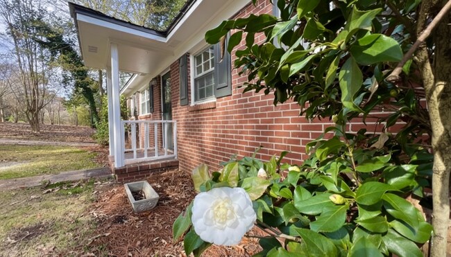 Building Photo - 1121 E Magnolia Ave