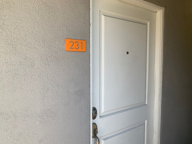 Building Photo - 1 Bedroom 1Bathroom Burbank Condo! Ready for Move-In!