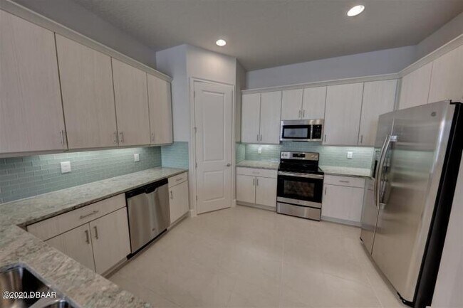 Building Photo - 844 Pinewood Dr