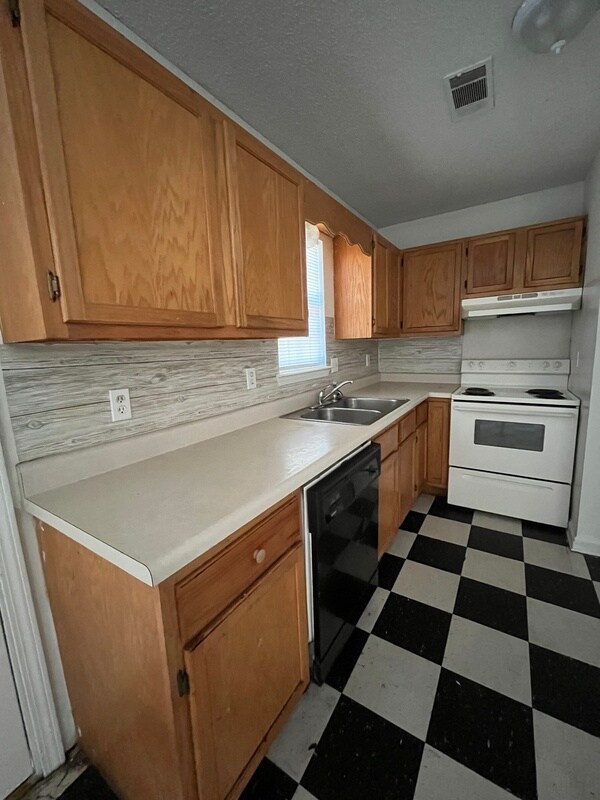 Building Photo - 306 N Pool St