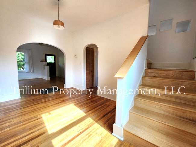 Building Photo - 4542 NE 32nd Pl