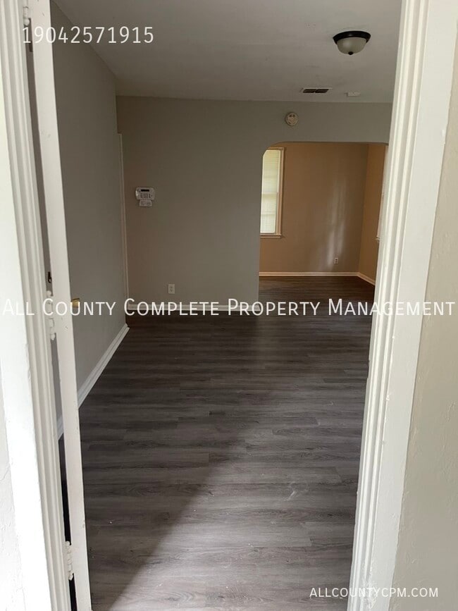 Building Photo - 2038 Allandale Cir W