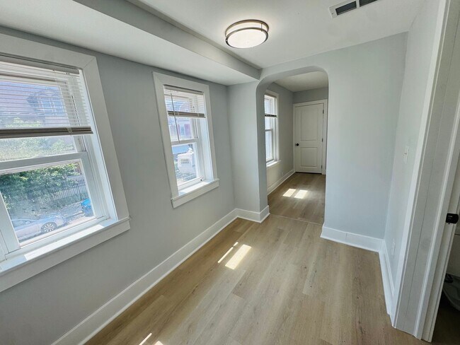 Foto del edificio - Remodeled 4bd/2 bath Home with Rear yard!!...