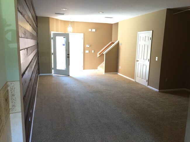 Building Photo - 6813 Misty View Dr