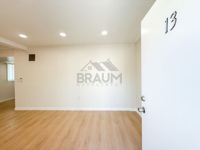 Foto del edificio - 15634 Leadwell St