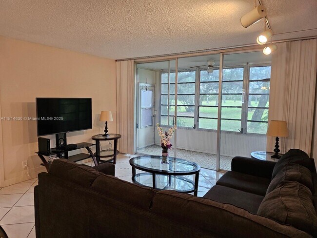 Foto del edificio - 8380 Sands Point Blvd