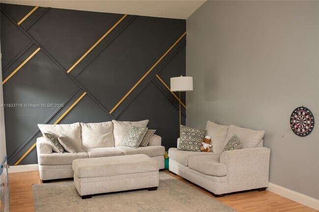 Building Photo - 216 E Bayridge Dr