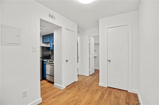 Building Photo - 502 W 35th St