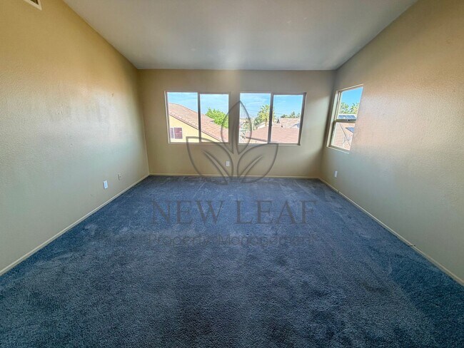 Foto del edificio - 4 bedroom 3bath 3 car garage in Victorville
