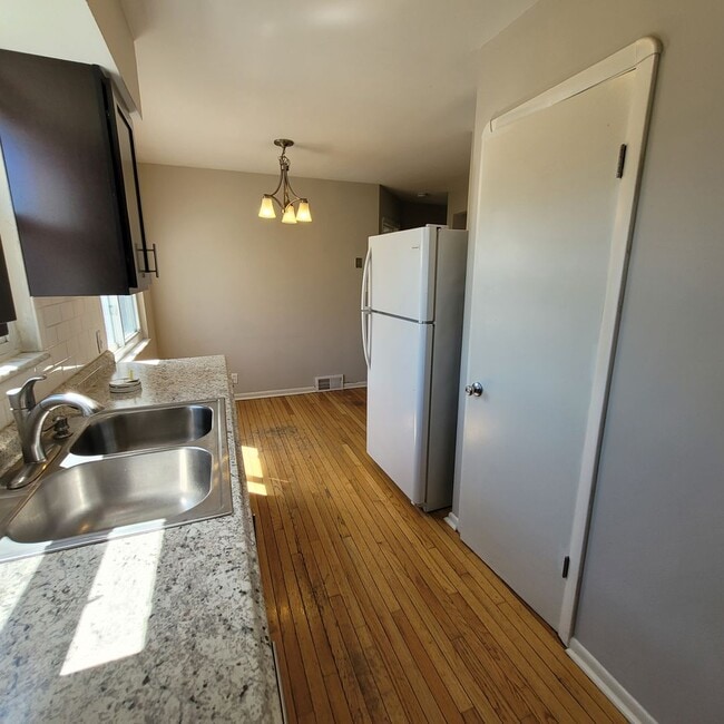 Building Photo - West Boulevard Area 3-Bed, 1-Bath Single-F...
