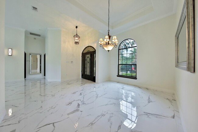 Foto del edificio - Beautiful Mediterranean Home In Gated Comm...