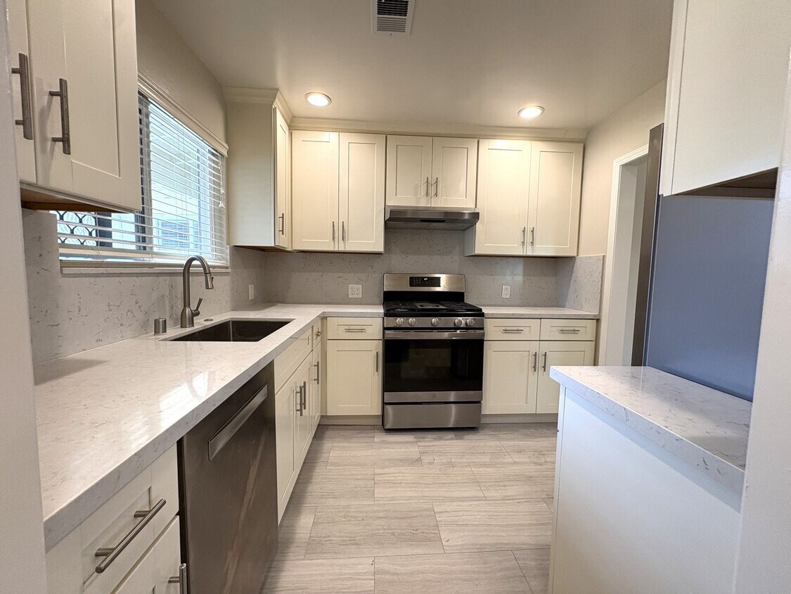 Foto principal - Updated 2 bedroom with in unit washer, dry...