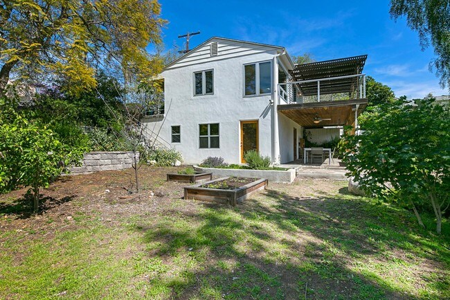 Building Photo - 3333 Nutmeg St