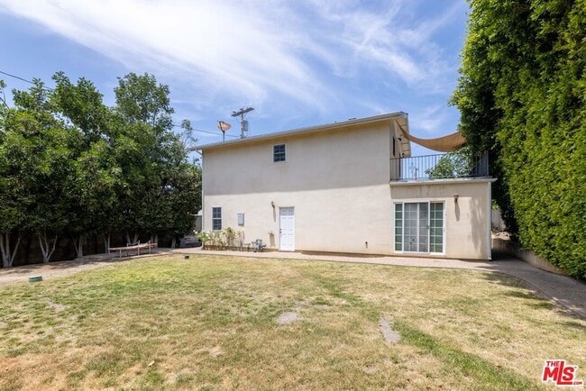 Building Photo - 12833 Delano St