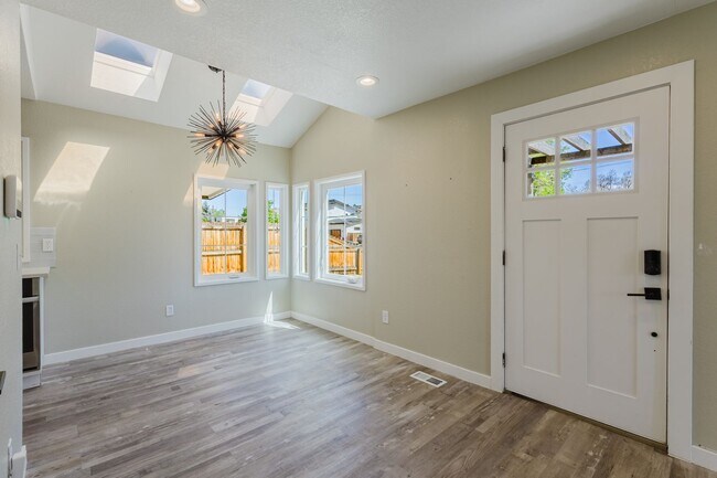 Building Photo - Great updated house in Southeast Denver near Cherry Hills!