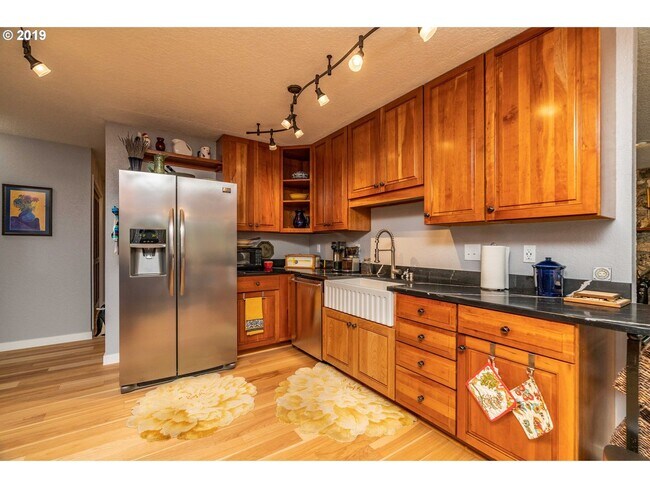 Building Photo - Beautiful 2 Bedroom House!