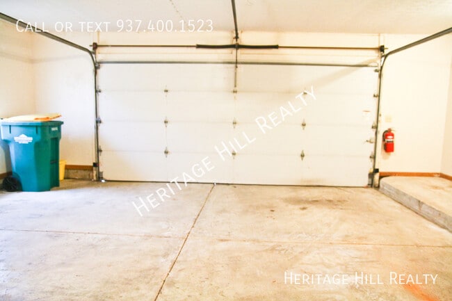 Building Photo - 3 bedroom, 2 bath house with 2 car garage ...