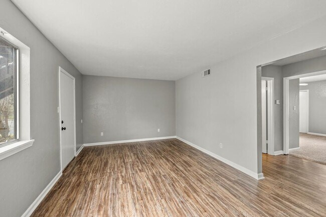 Foto del edificio - 2 bed/ 1 bath Apartment in Prime Tallahass...